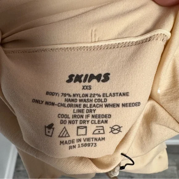 Skims Everyday Sculpt Above The Knee Short Sand XXS - Picture 9 of 9